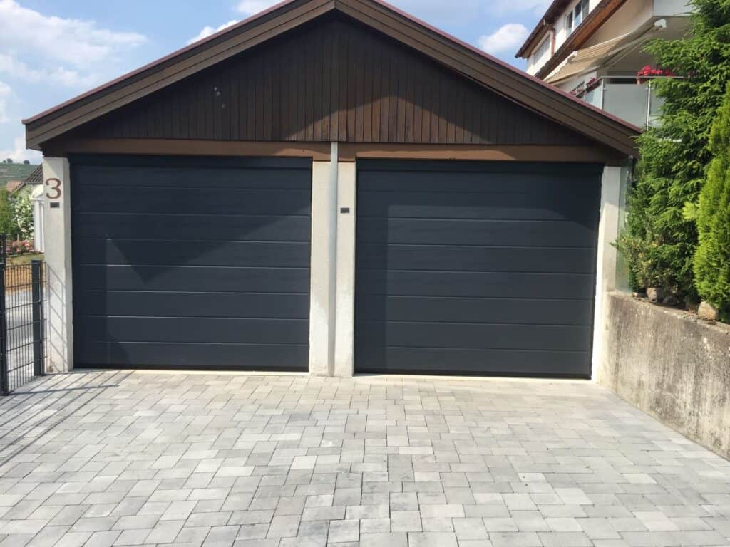 Sektionaltore mit Mittelsicke Sicke in Ral 7016